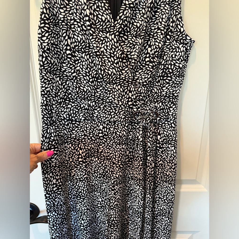 Super popular jumpsuit. Feminine features. Size 10/12 M - Picture 7 of 12